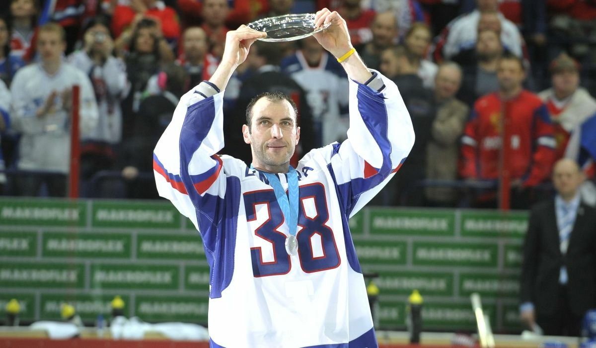 Zdeno Chára po zisku Slovenska strieborných medailí v rou 2012.