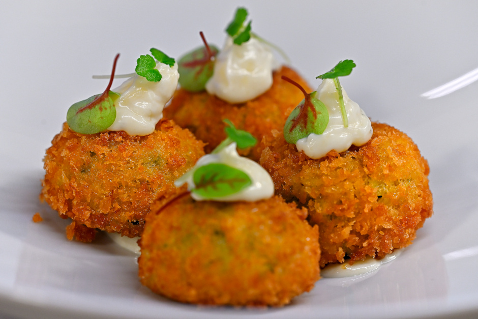 Cuketové krokety s čedarom a omáčkou zo syra s modrou plesňou