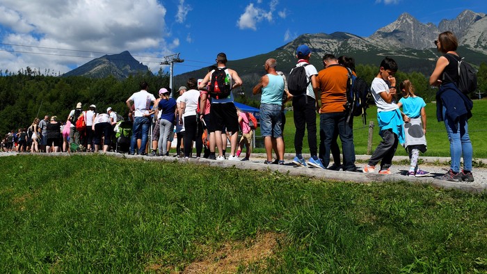 Naše veľhory praskajú vo švíkoch: Kolóny áut, upchaté chodníky