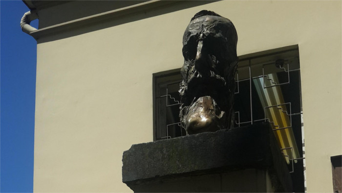 Busto-Milan_Rastislav_Štefánik-_OAQ.jpg