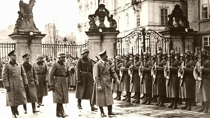 01_hitler-1939-prag_Copyright-Bundesarchiv.jpg