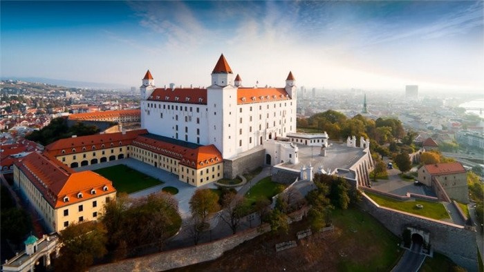 Von Kinderschuhen und eingemauerten Nüssen - Die Erneuerung der Burg Bratislava