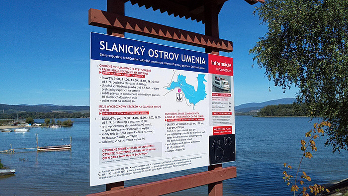 Die Kunst-Insel Slanica im Stausee bei Námestovo