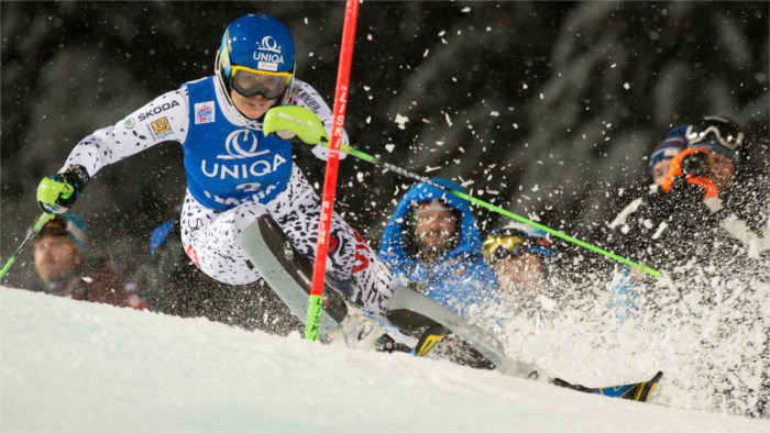 Veronika Velez-Zuzulová wins Night Slalom in Flachau