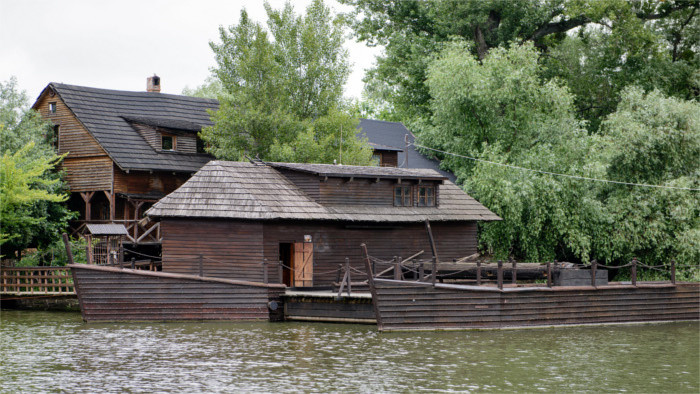 Schwimmende Wassermühle bei Kolárovo 