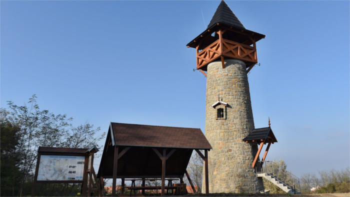 Neuer Aussichtsturm und Windmühle im westslowakischen Holíč  