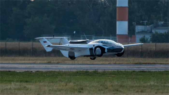 AirCar – el coche volador aterrizó en Bratislava