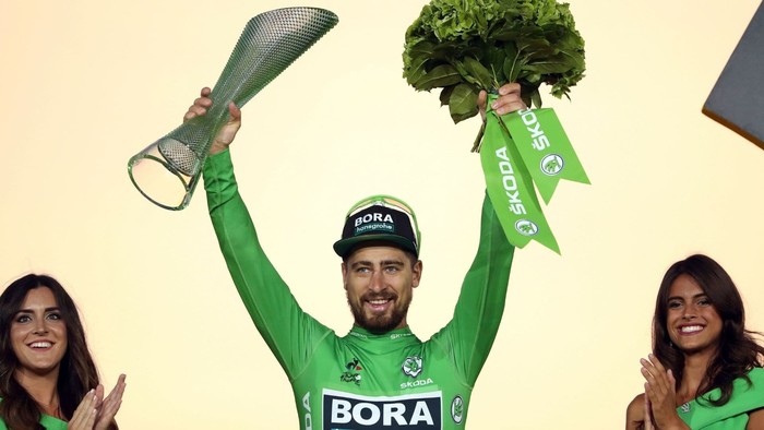 Peter Sagan s trofejou.jpg