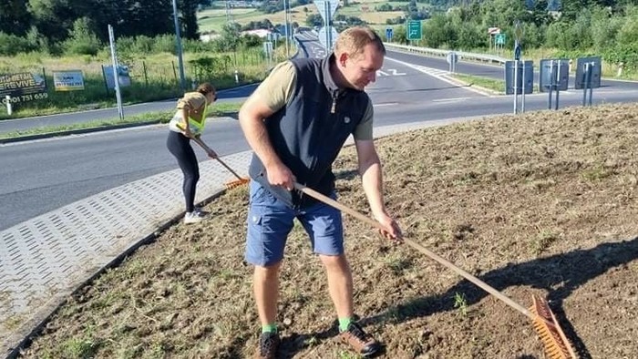 V Detve skrášlili kruhový objazd