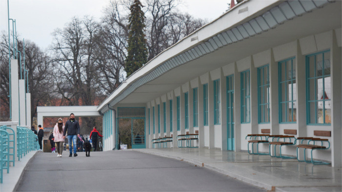 Die Kolonnaden-Brücke in Piešťany nach der Rekonstruktion als Kultur- und Einkaufsmeile 