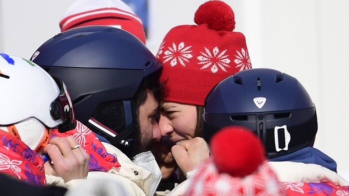 Petra vVlhová oslavuje zlatú medailu s bratom Borisom Vlhom.jpg