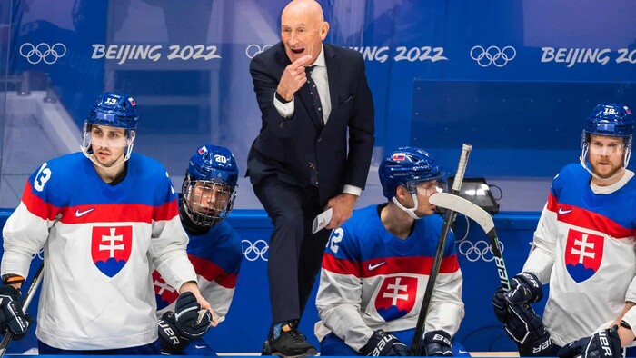 Craig Ramsay na striedačke Slovenska počas zápasu na ZOH v Pekingu.