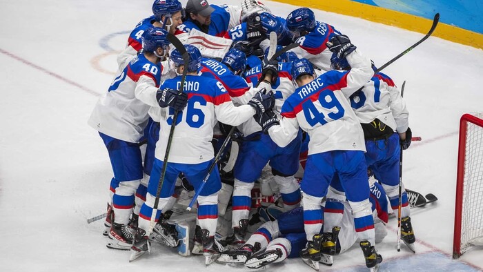 Hokejisti Slovenska sa tešia z postupu do semifinále na ZOH v Pekingu.