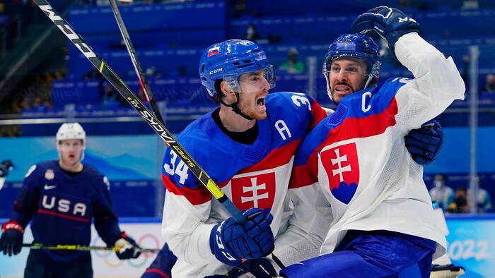 Peter Cehlárik a Marek Hvrivík sa tešia z gólu Slovenska na ZOH v Pekingu.