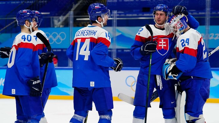 Slovenskí hokejisti po zápase na ZOH v Pekingu.