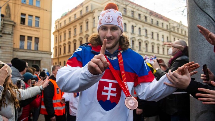 Pavol Regenda počas osláv po návrate zo ZOH v Pekingu aj s bronzovou medailou.