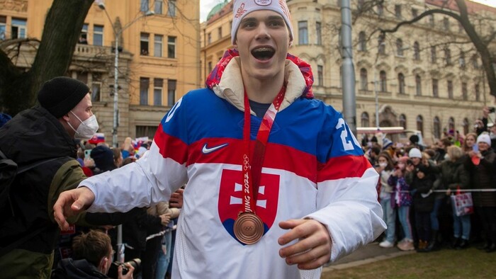 Juraj Slafkovský v Bratislave pri oslave bronzu z Pekingu 2022.