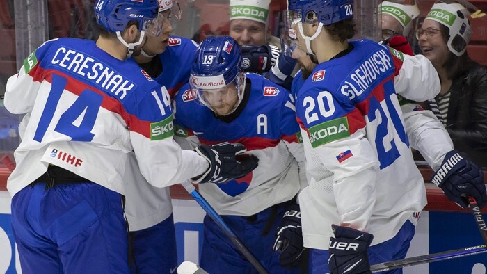 Radosť slovenských hokejistov po strelení gólu počas šiesteho zápasu základnej A-skupiny Slovensko - Taliansko