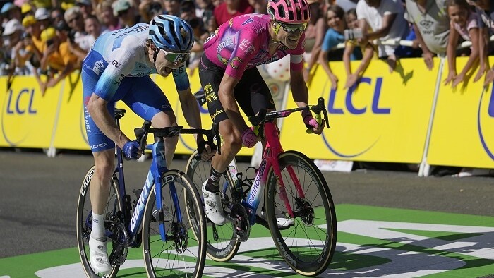 Cyklisti vo finiši etapy Tour de France