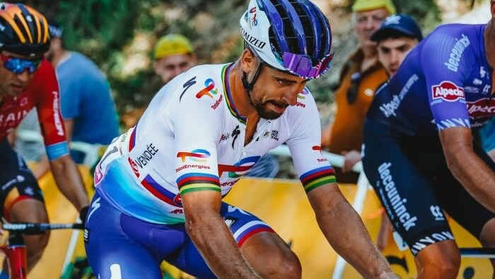 Peter Sagan na Tour de France v pelotóne.