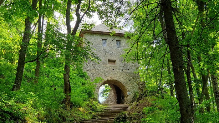 V Muráni budujú nové parkovacie plochy