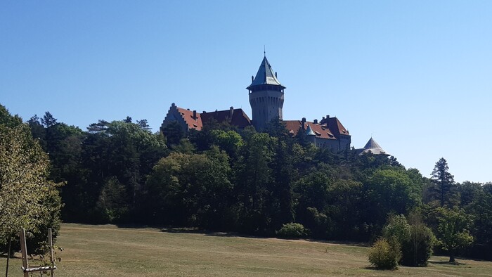 Vybudovali cestu na Smolenický zámok za 1 deň?