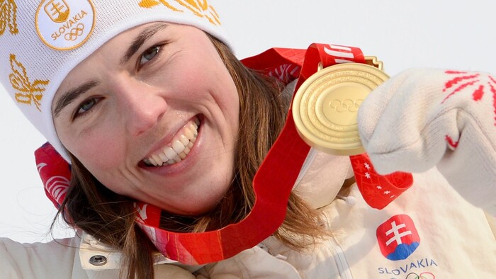 Petra Vlhová so zlatou olympijskou medailou na ZOH 2022.jpg