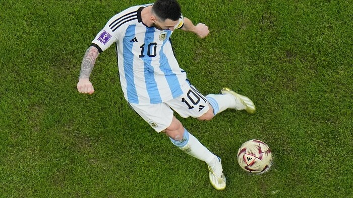 Lionel Messi s prihrávkou na kopačke