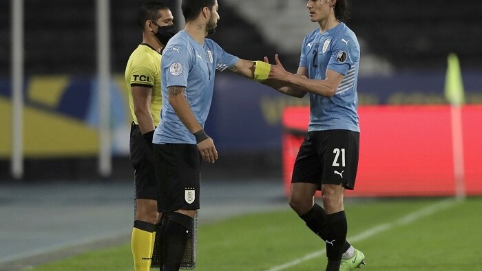 Suarez a Cavani.jpg