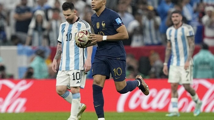 Kylian Mbappé si stavia loptu na penaltu.jpg