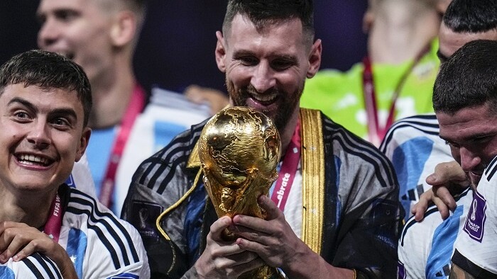 Lionel Messi sa teší z trofeje majstra sveta.jpg