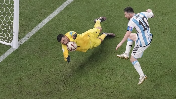 Messi versus Lloris.jpg