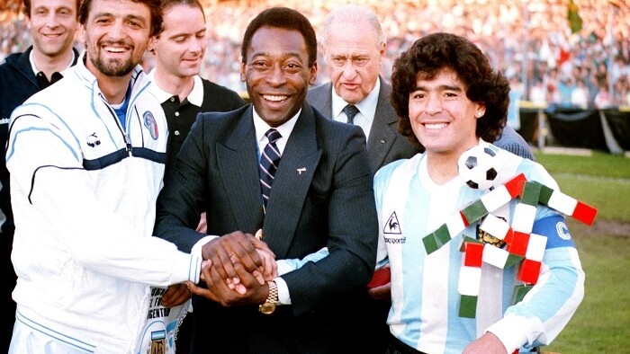 Pelé s maradonom na archívnej fotke.jpg