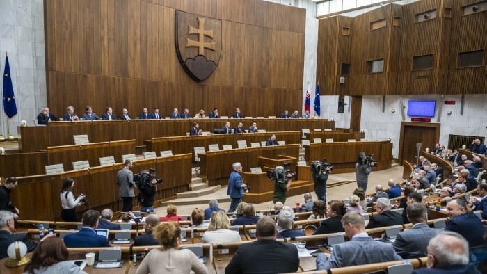 Parlament má rokovať o takmer 250 návrhoch