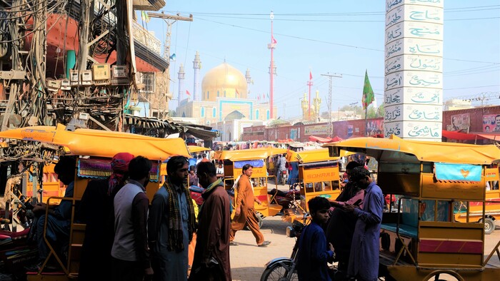 08-Pakistan-Sehwan-v pozadí sufijska mešita.JPG