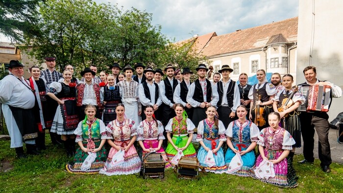 Aká je úloha krojárok vo fungovaní folklórnych súborov?