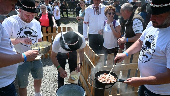 Majstrovstvá Slovenska vo varení a jedení bryndzových halušiek v Terchovej