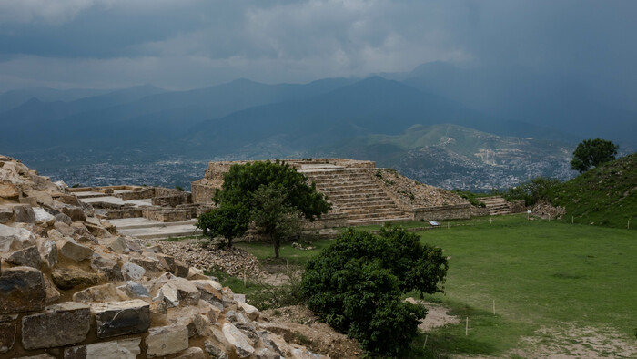 ATZOMPA_Z archeologickej zóny Atzompa je dokonalý výhľad na Oaxacu aj okolité hory. (Noel Rojo).jpg