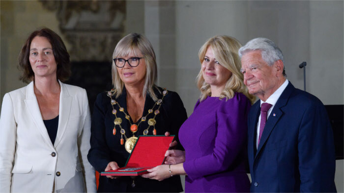 La presidenta recibe hoy el Premio Kaiser Otto en Alemania