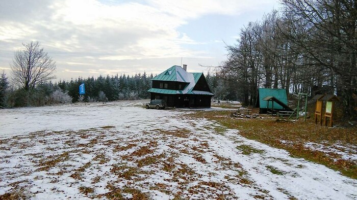 Výlet na chatu Baske, ktorá je jedinou vrcholovou chatou v Strážovských vrchoch