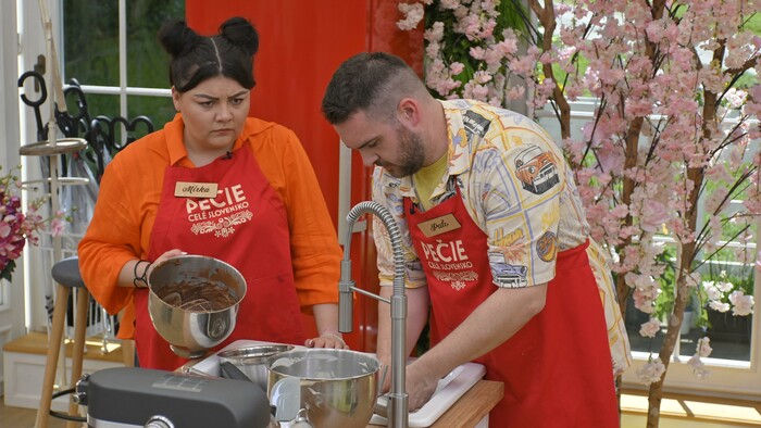 Tomáš upokojuje, Patrik upratuje. Potrebuje Mirka ženícha? Sledujte piate kolo pečenia