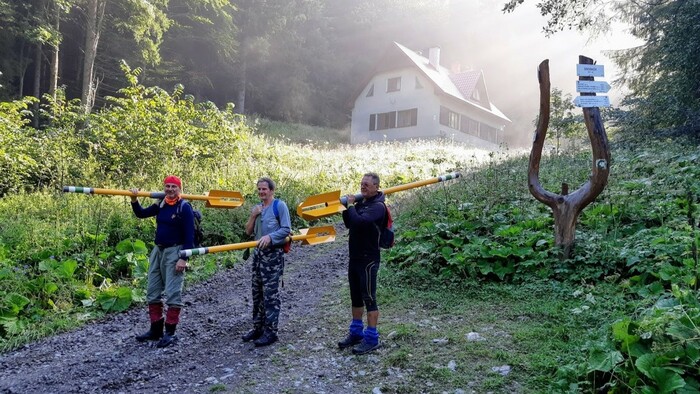 Značkári Klubu slovenských turistov z Turca preznačili časť magistrály 