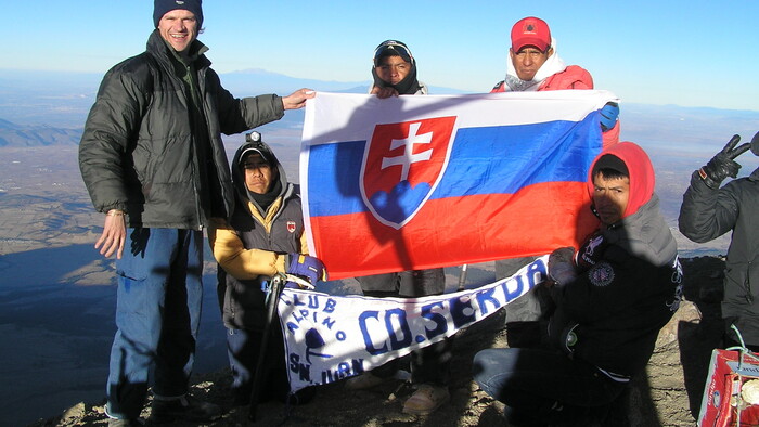 16. Mexičania si na štandardy a vlajky potrpia. Vyniesť hore slovenskú zástavu bol dobrý nápad - 2017.JPG