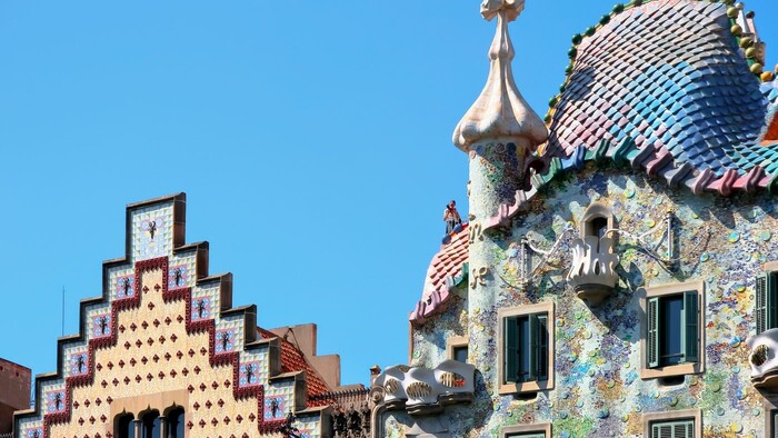 Photographer on Casa Batlo skyline Barcelona-Depositphotos_38221605_original mala.jpg