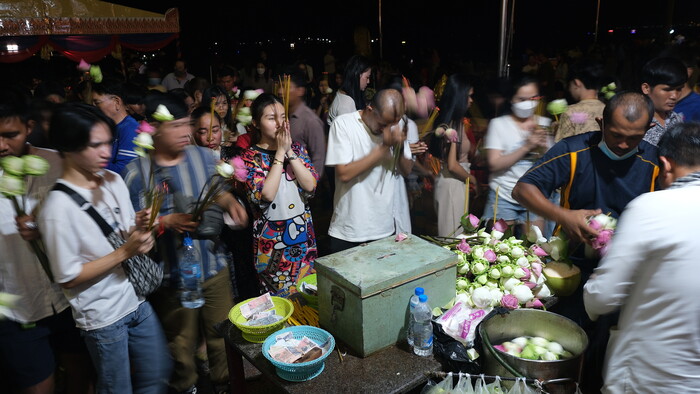 atmosfera chramu pri vecernom Mekongu.JPG