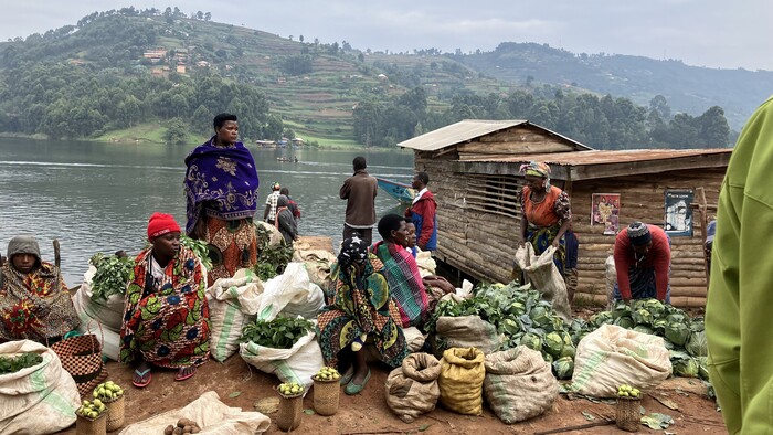 2_UGANDA_lake bunyonyi trh.JPG