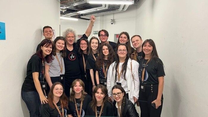 Brian-May-a-dievčensky-zbor-pozuju-na-chodbe