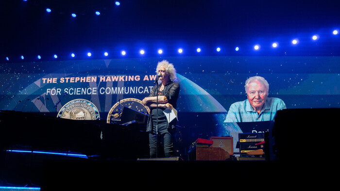 Brian-May-na-podiu-na-festivale-Starmus