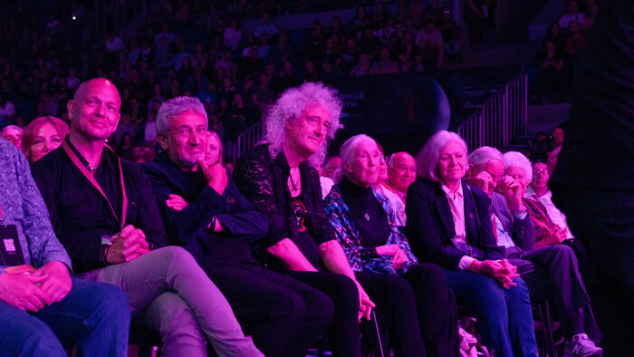 Brian-May-v-hladisku-na-udelovaní-cien-stephena-hawkinga