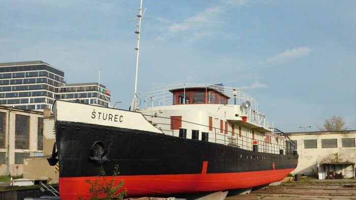 Z tankovej lode remorkér Šturec. Zmenila jeho osud bomba?